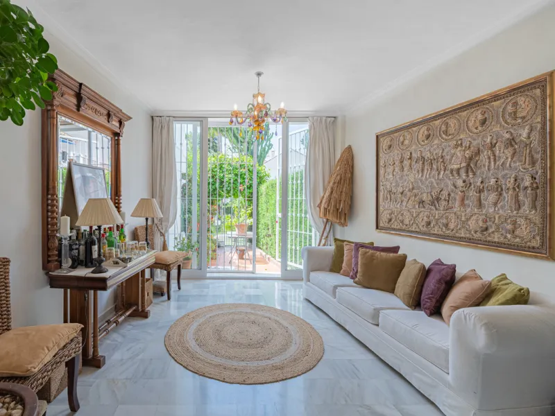 Montepiedra is one of the most sought-after gated communities in Nagueles on the Golden Mile. With Mediterranean village architecture featuring white terraced houses, balconies, terraces and typical tiled roofs.