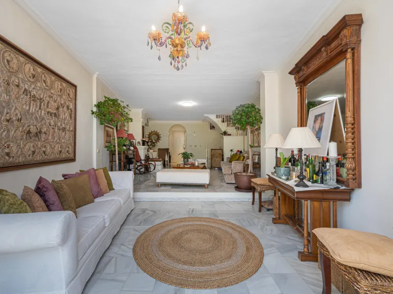 Montepiedra is one of the most sought-after gated communities in Nagueles on the Golden Mile. With Mediterranean village architecture featuring white terraced houses, balconies, terraces and typical tiled roofs.