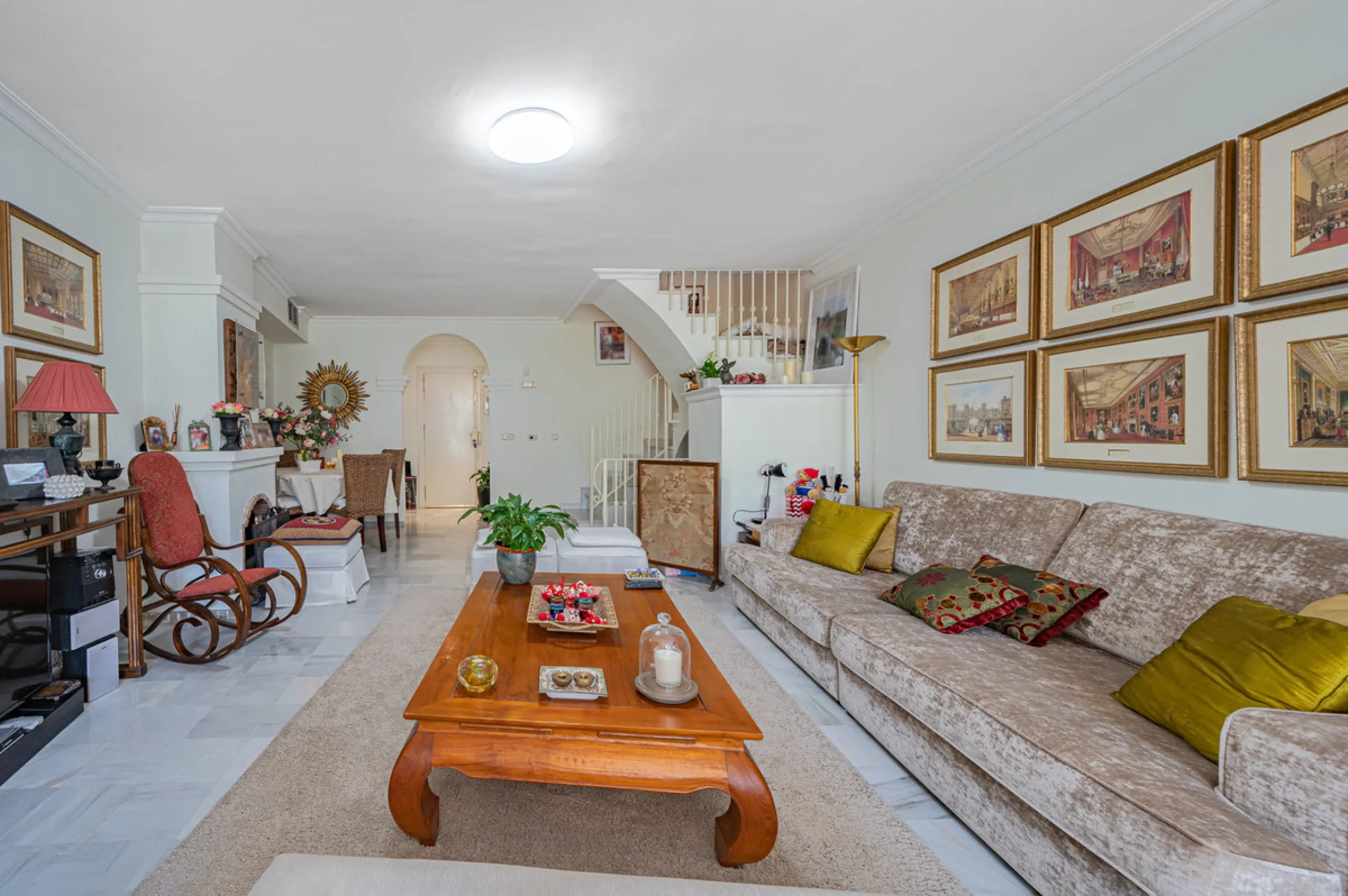 Montepiedra is one of the most sought-after gated communities in Nagueles on the Golden Mile. With Mediterranean village architecture featuring white terraced houses, balconies, terraces and typical tiled roofs.