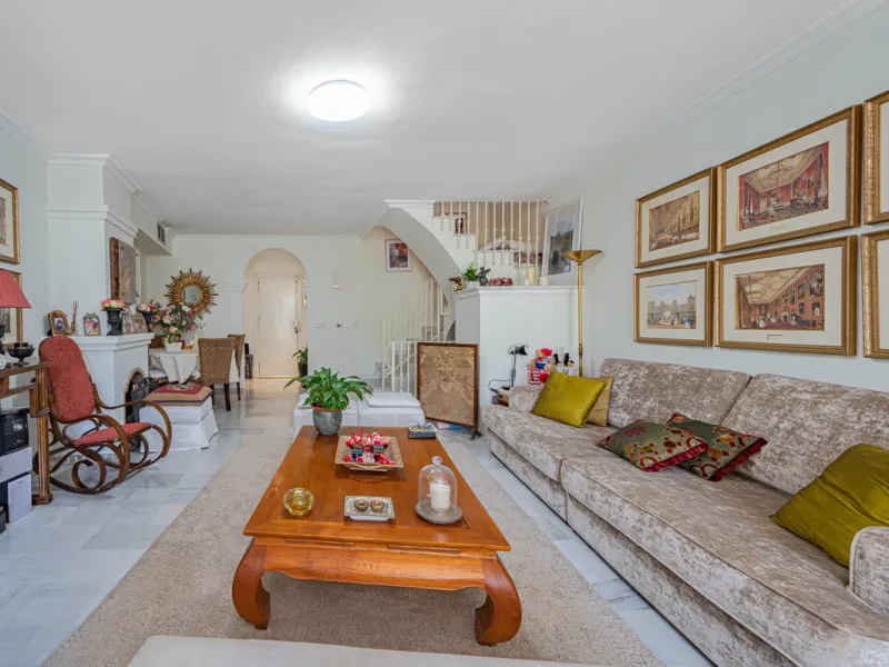 Montepiedra is one of the most sought-after gated communities in Nagueles on the Golden Mile. With Mediterranean village architecture featuring white terraced houses, balconies, terraces and typical tiled roofs.