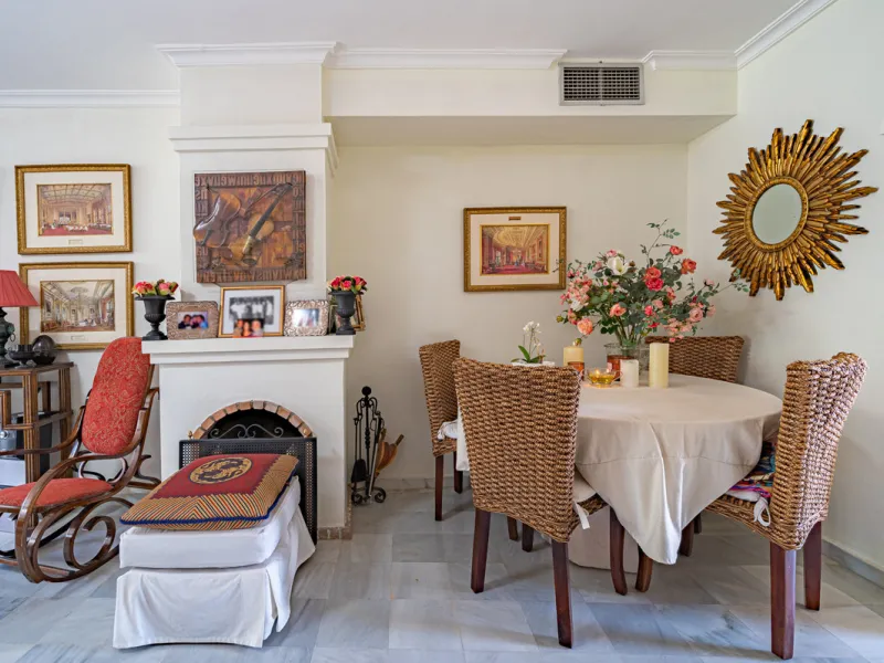 Montepiedra is one of the most sought-after gated communities in Nagueles on the Golden Mile. With Mediterranean village architecture featuring white terraced houses, balconies, terraces and typical tiled roofs.
