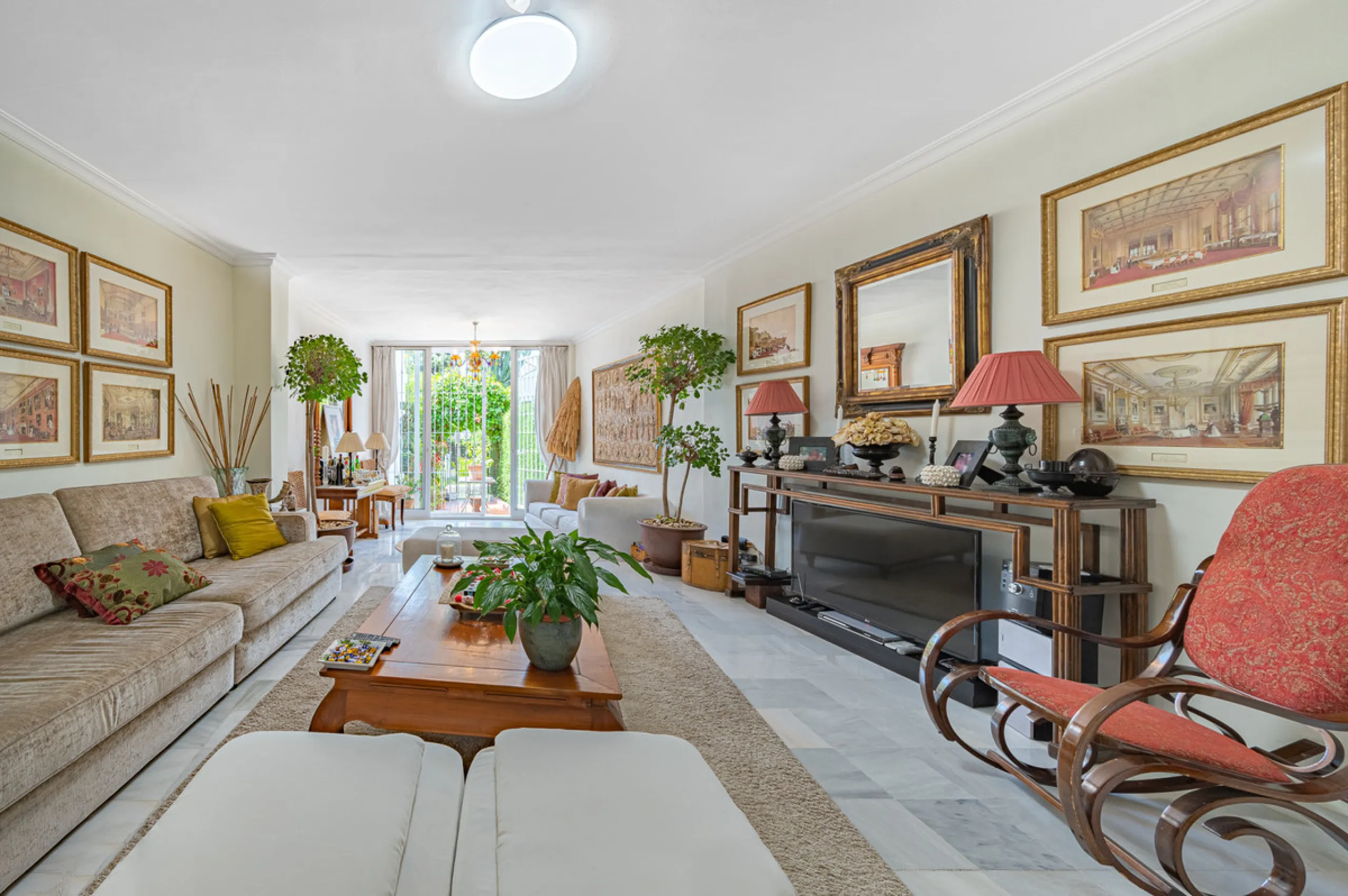Montepiedra is one of the most sought-after gated communities in Nagueles on the Golden Mile. With Mediterranean village architecture featuring white terraced houses, balconies, terraces and typical tiled roofs.