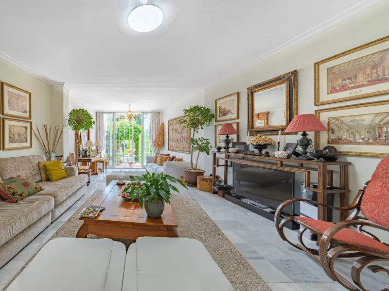 Montepiedra is one of the most sought-after gated communities in Nagueles on the Golden Mile. With Mediterranean village architecture featuring white terraced houses, balconies, terraces and typical tiled roofs.