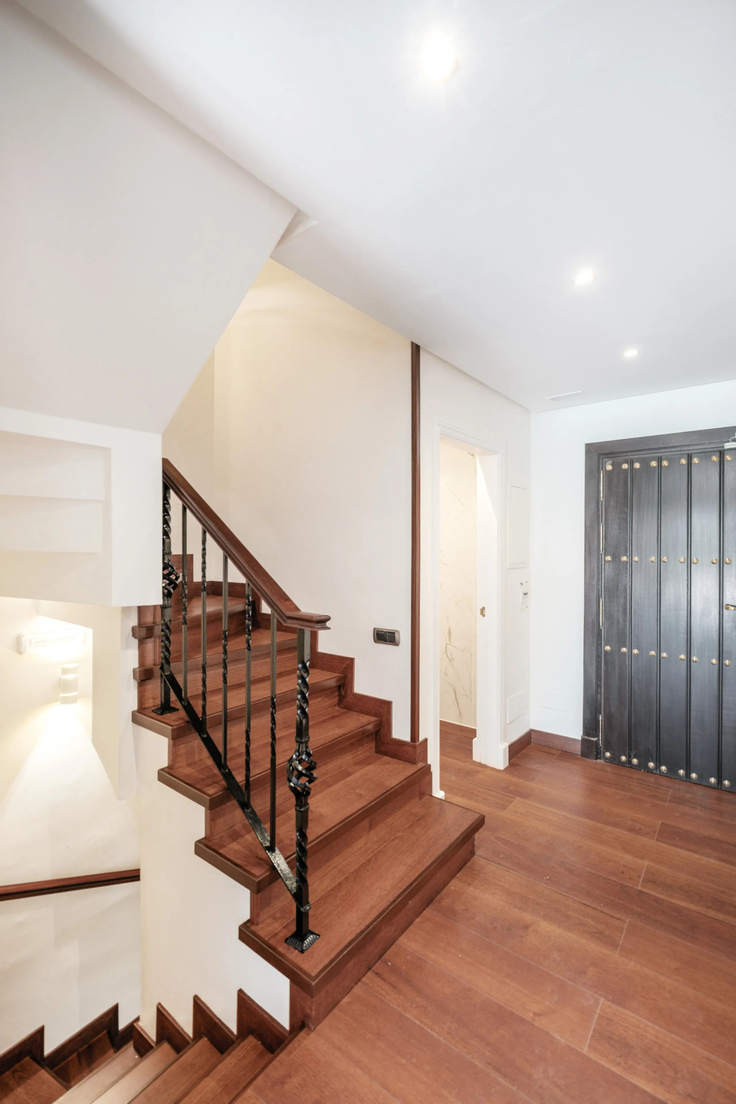 Just a short walk from Puente Romano and the beach, this fully renovated corner-unit villa is located in the exclusive gated community of Monte Marbella Club, with only 17 homes.