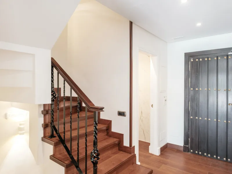 Just a short walk from Puente Romano and the beach, this fully renovated corner-unit villa is located in the exclusive gated community of Monte Marbella Club, with only 17 homes.
