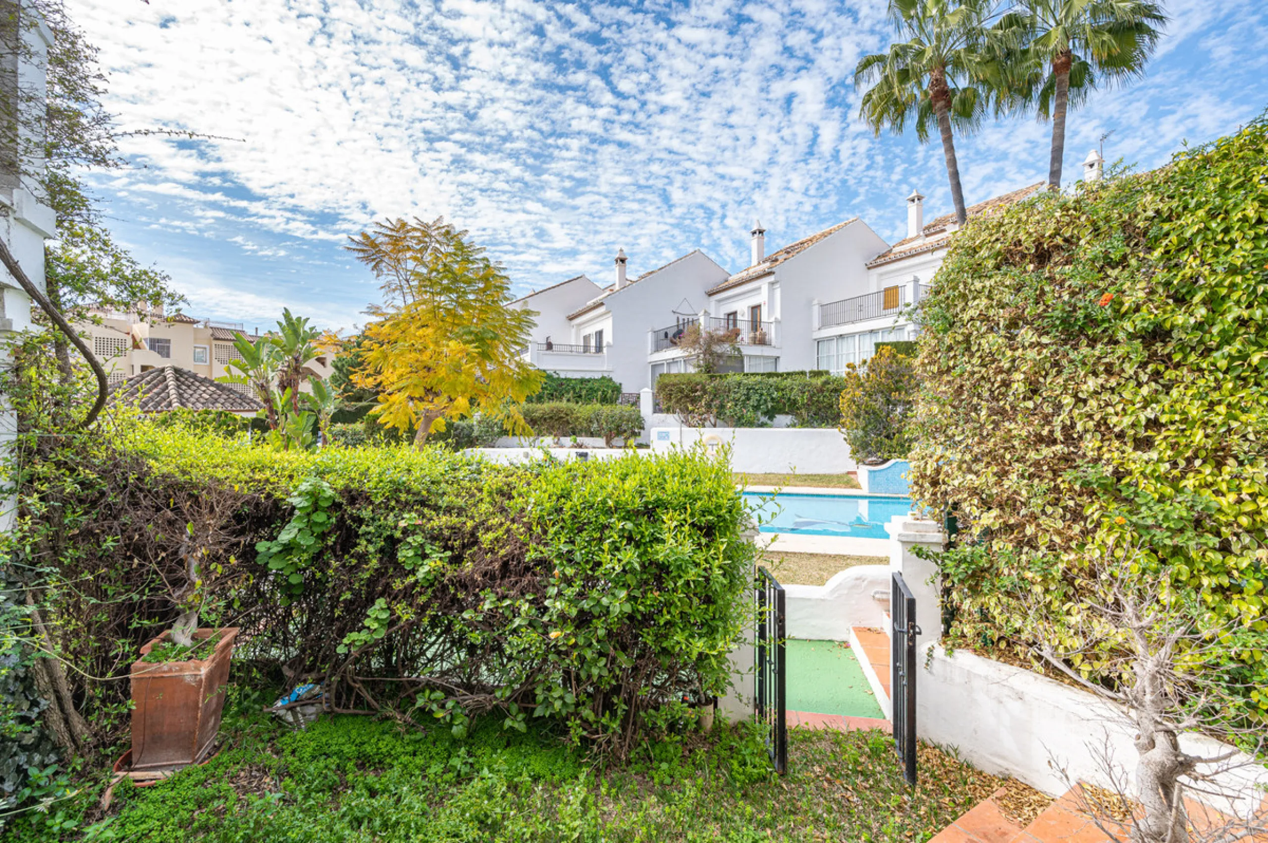 Montepiedra is one of the most sought-after gated communities in Nagueles on the Golden Mile. With Mediterranean village architecture featuring white terraced houses, balconies, terraces and typical tiled roofs.