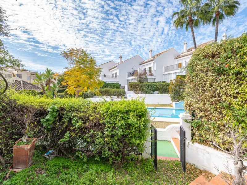 Montepiedra is one of the most sought-after gated communities in Nagueles on the Golden Mile. With Mediterranean village architecture featuring white terraced houses, balconies, terraces and typical tiled roofs.