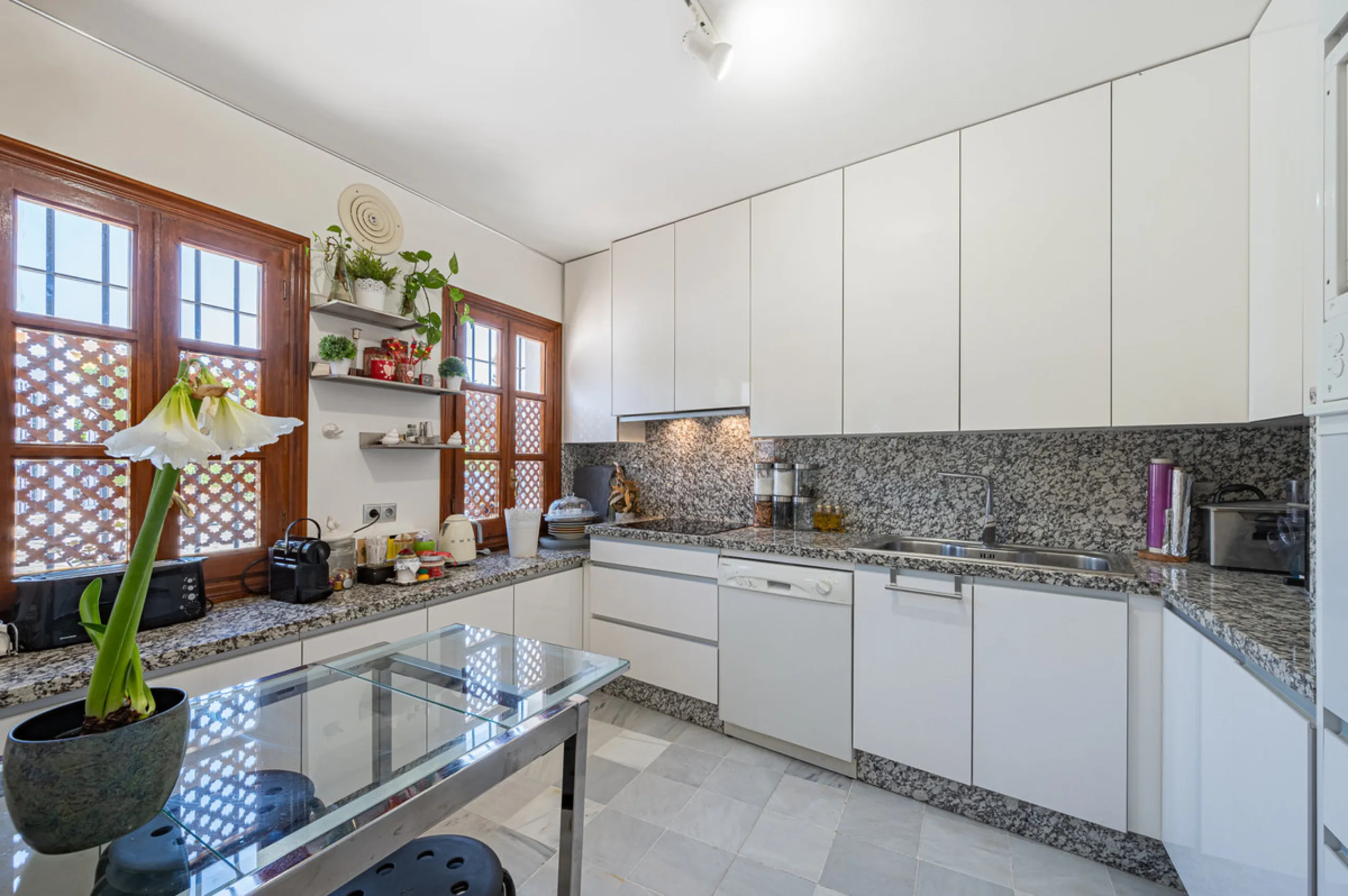 Montepiedra is one of the most sought-after gated communities in Nagueles on the Golden Mile. With Mediterranean village architecture featuring white terraced houses, balconies, terraces and typical tiled roofs.