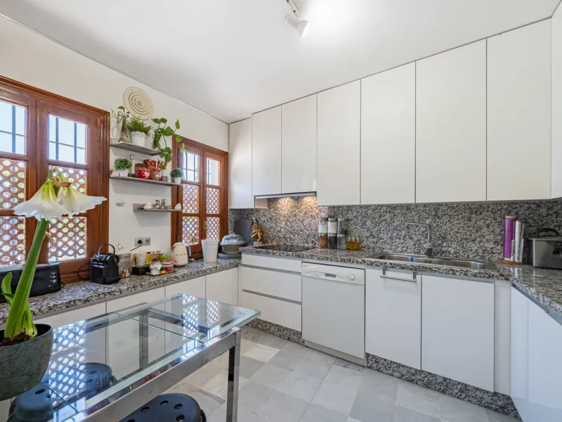 Montepiedra is one of the most sought-after gated communities in Nagueles on the Golden Mile. With Mediterranean village architecture featuring white terraced houses, balconies, terraces and typical tiled roofs.