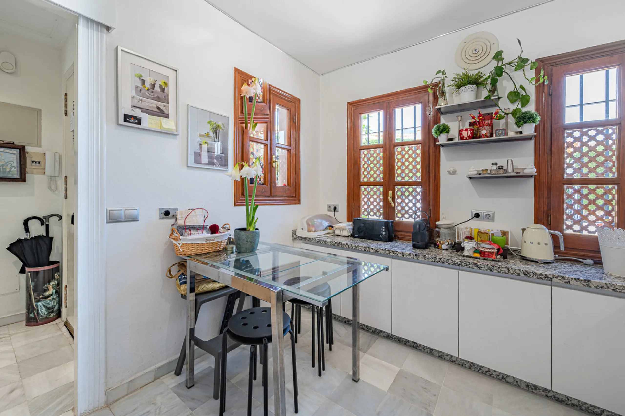 Montepiedra is one of the most sought-after gated communities in Nagueles on the Golden Mile. With Mediterranean village architecture featuring white terraced houses, balconies, terraces and typical tiled roofs.