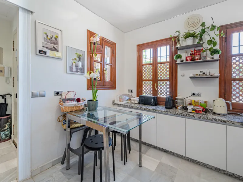 Montepiedra is one of the most sought-after gated communities in Nagueles on the Golden Mile. With Mediterranean village architecture featuring white terraced houses, balconies, terraces and typical tiled roofs.