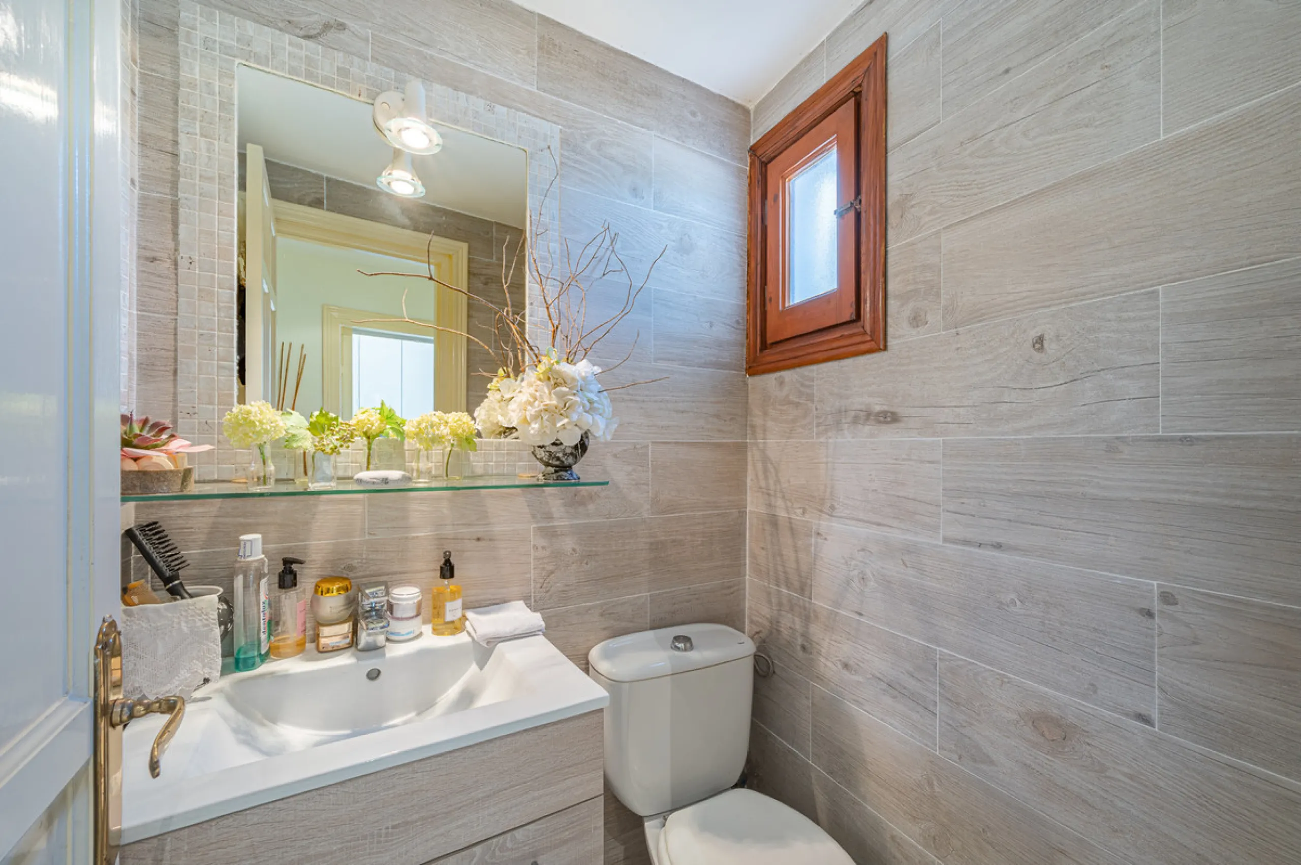 Montepiedra is one of the most sought-after gated communities in Nagueles on the Golden Mile. With Mediterranean village architecture featuring white terraced houses, balconies, terraces and typical tiled roofs.