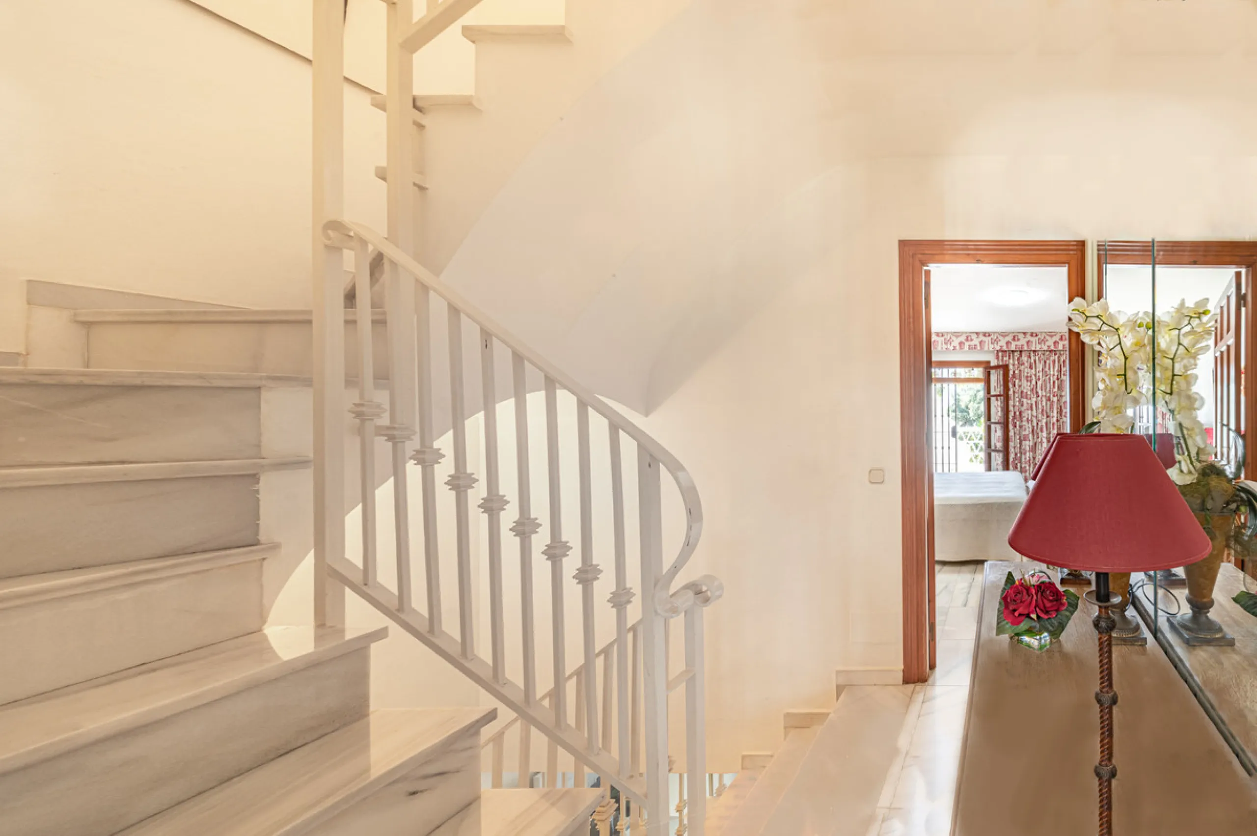 Montepiedra is one of the most sought-after gated communities in Nagueles on the Golden Mile. With Mediterranean village architecture featuring white terraced houses, balconies, terraces and typical tiled roofs.