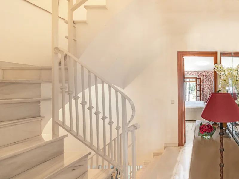 Montepiedra is one of the most sought-after gated communities in Nagueles on the Golden Mile. With Mediterranean village architecture featuring white terraced houses, balconies, terraces and typical tiled roofs.