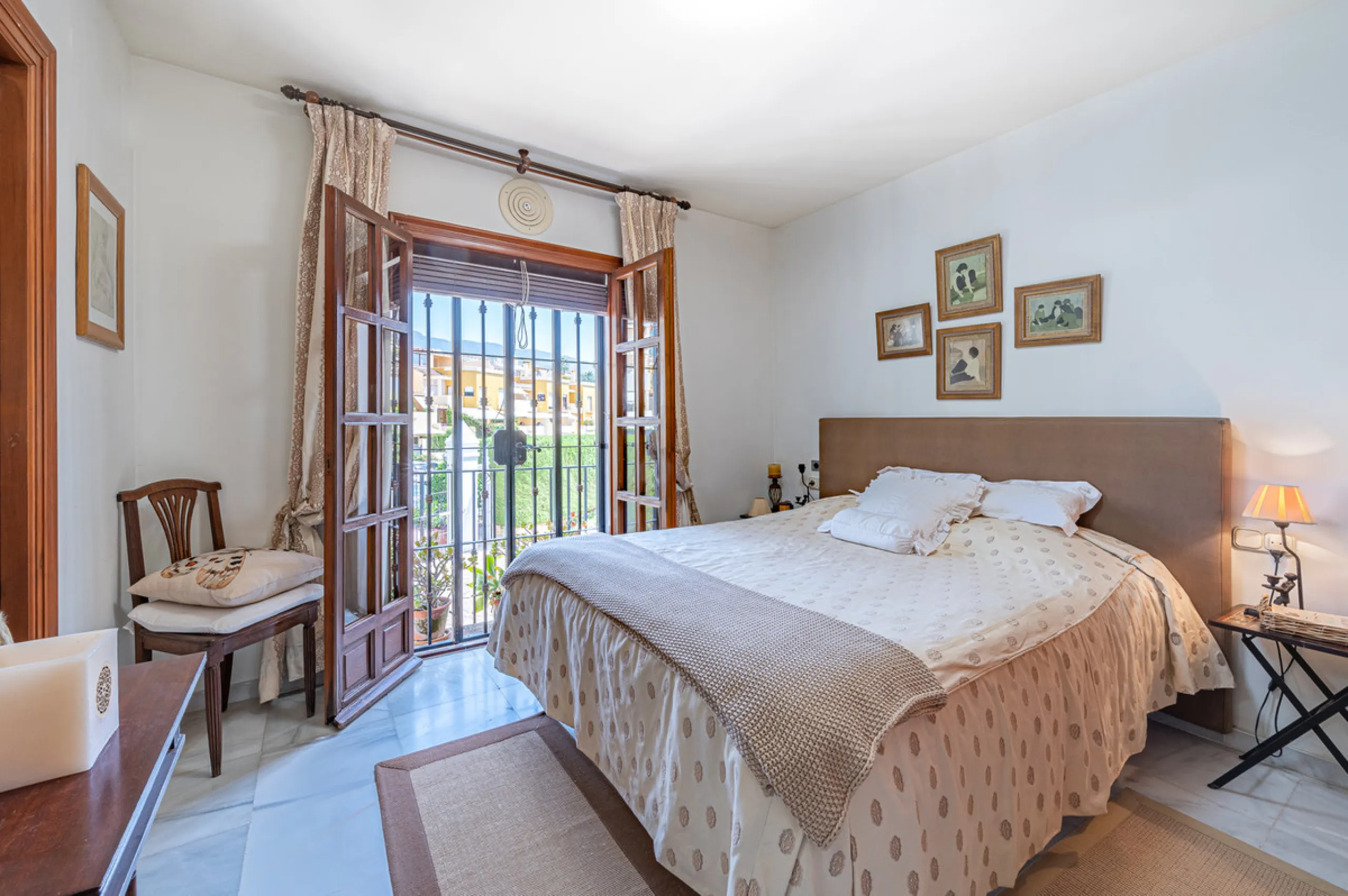 Montepiedra is one of the most sought-after gated communities in Nagueles on the Golden Mile. With Mediterranean village architecture featuring white terraced houses, balconies, terraces and typical tiled roofs.