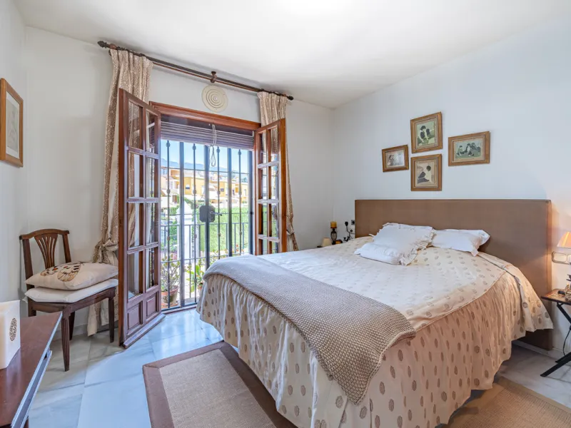Montepiedra is one of the most sought-after gated communities in Nagueles on the Golden Mile. With Mediterranean village architecture featuring white terraced houses, balconies, terraces and typical tiled roofs.