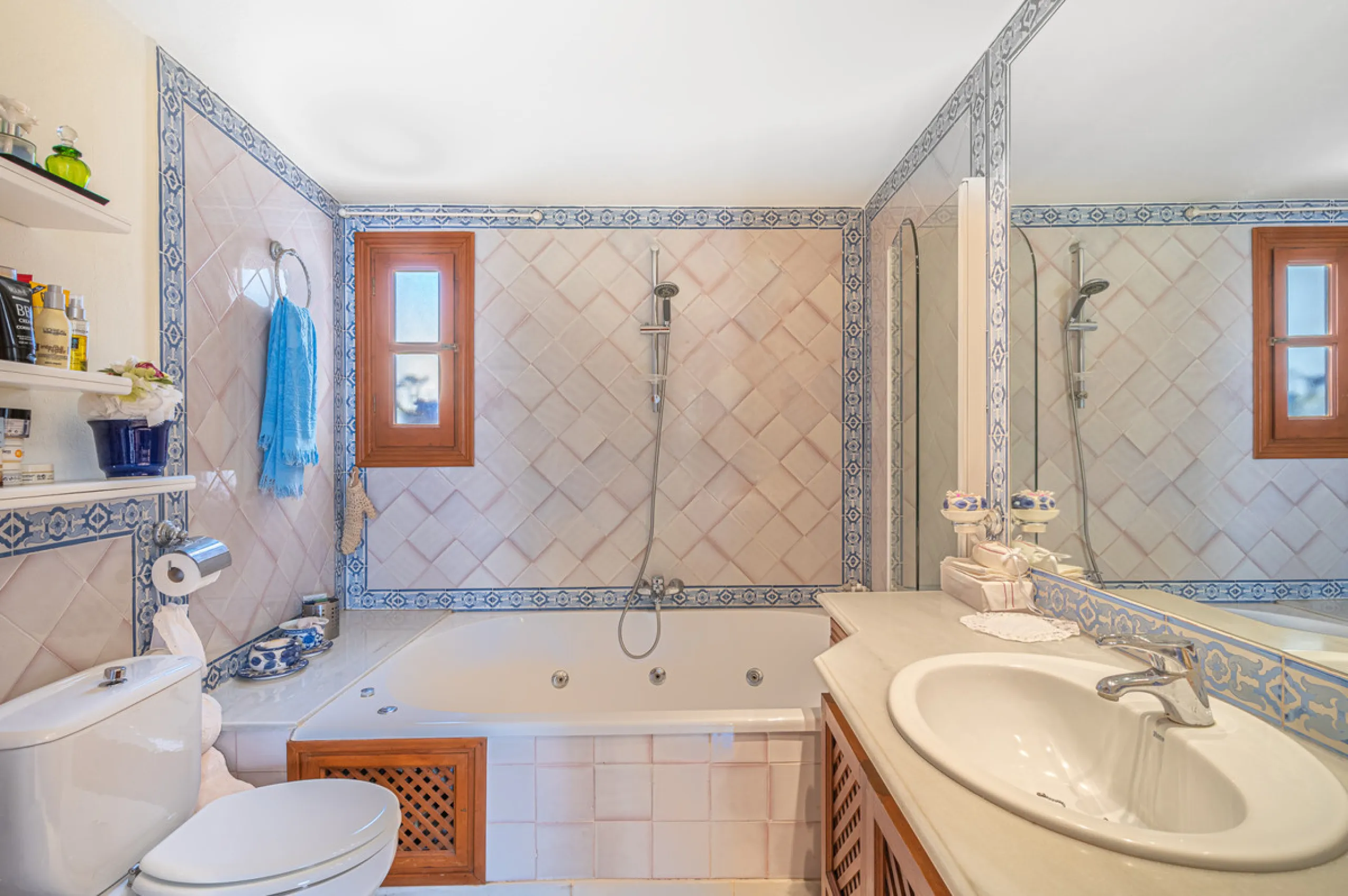 Montepiedra is one of the most sought-after gated communities in Nagueles on the Golden Mile. With Mediterranean village architecture featuring white terraced houses, balconies, terraces and typical tiled roofs.