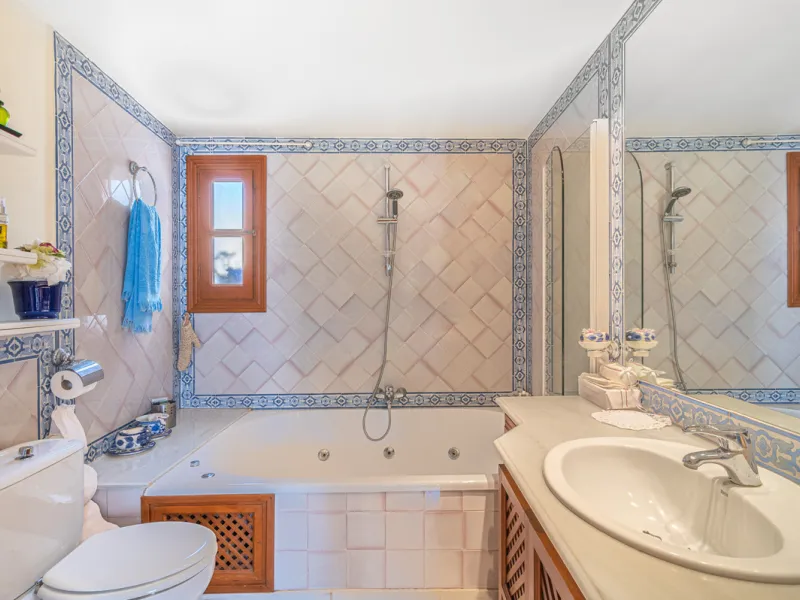 Montepiedra is one of the most sought-after gated communities in Nagueles on the Golden Mile. With Mediterranean village architecture featuring white terraced houses, balconies, terraces and typical tiled roofs.