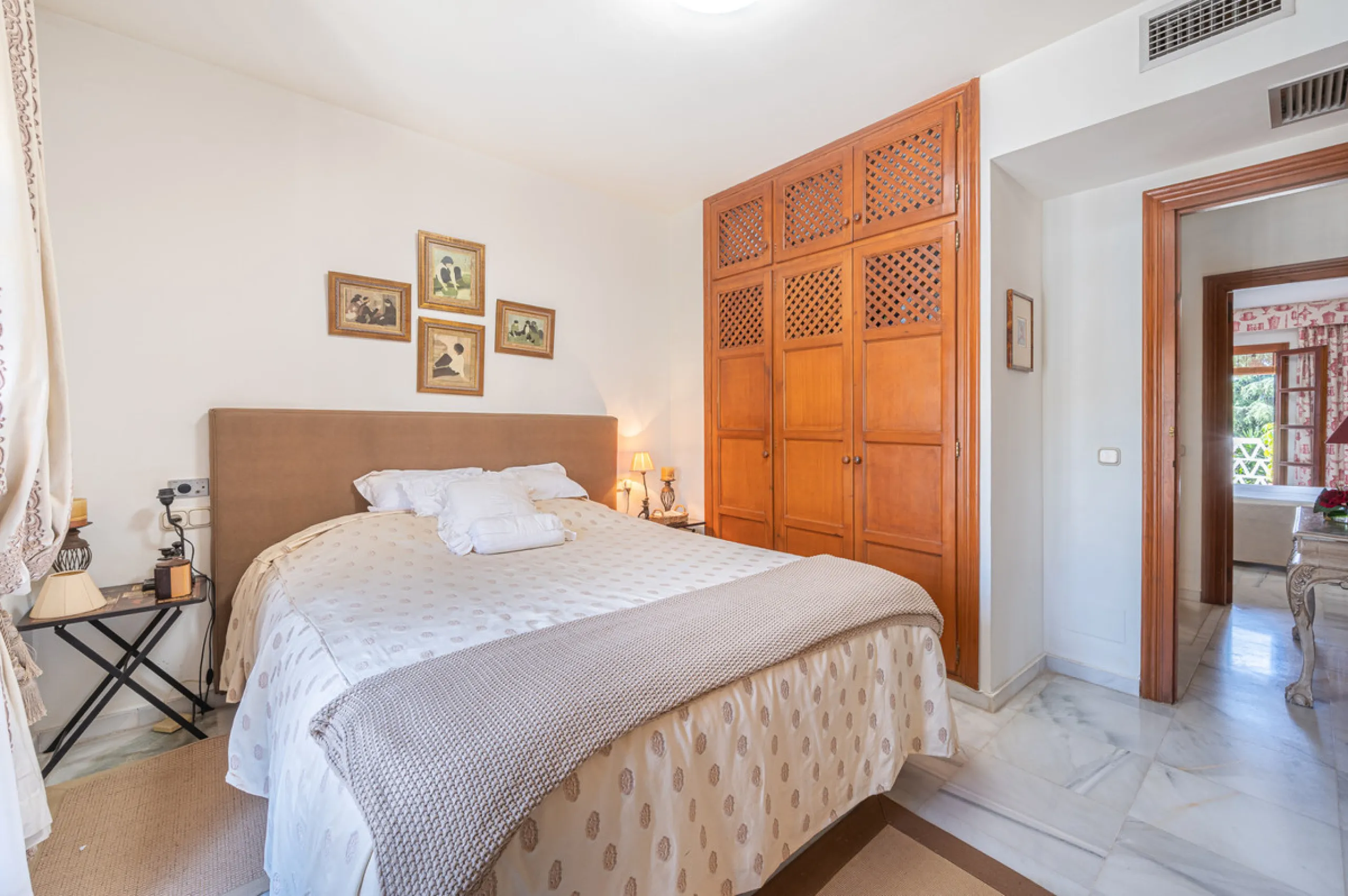 Montepiedra is one of the most sought-after gated communities in Nagueles on the Golden Mile. With Mediterranean village architecture featuring white terraced houses, balconies, terraces and typical tiled roofs.