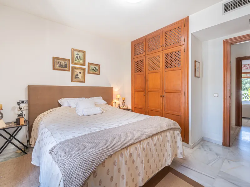 Montepiedra is one of the most sought-after gated communities in Nagueles on the Golden Mile. With Mediterranean village architecture featuring white terraced houses, balconies, terraces and typical tiled roofs.
