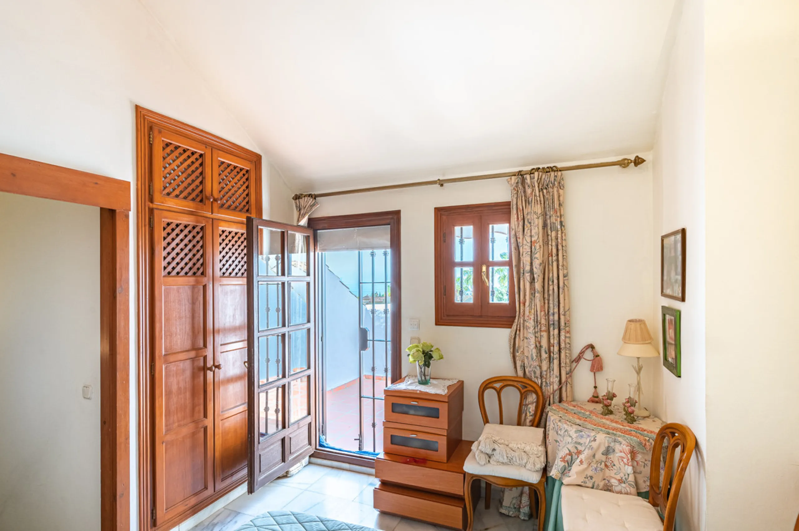 Montepiedra is one of the most sought-after gated communities in Nagueles on the Golden Mile. With Mediterranean village architecture featuring white terraced houses, balconies, terraces and typical tiled roofs.