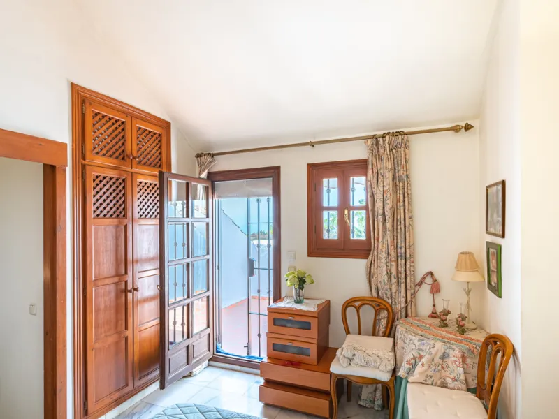 Montepiedra is one of the most sought-after gated communities in Nagueles on the Golden Mile. With Mediterranean village architecture featuring white terraced houses, balconies, terraces and typical tiled roofs.