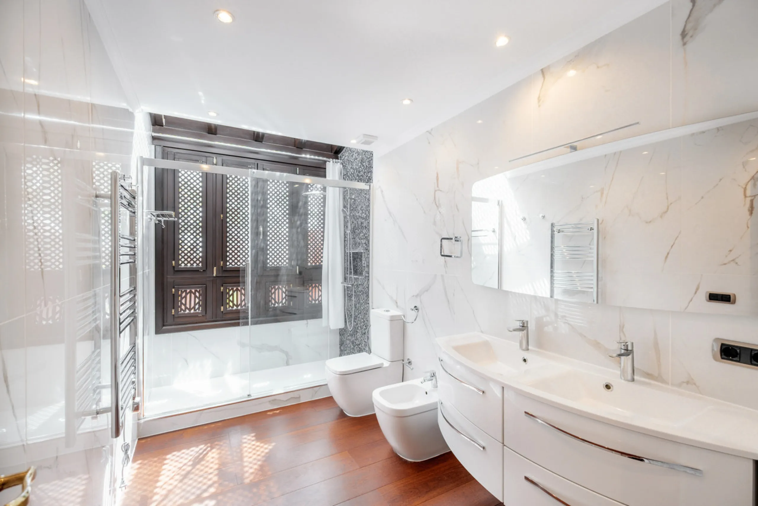 Just a short walk from Puente Romano and the beach, this fully renovated corner-unit villa is located in the exclusive gated community of Monte Marbella Club, with only 17 homes.