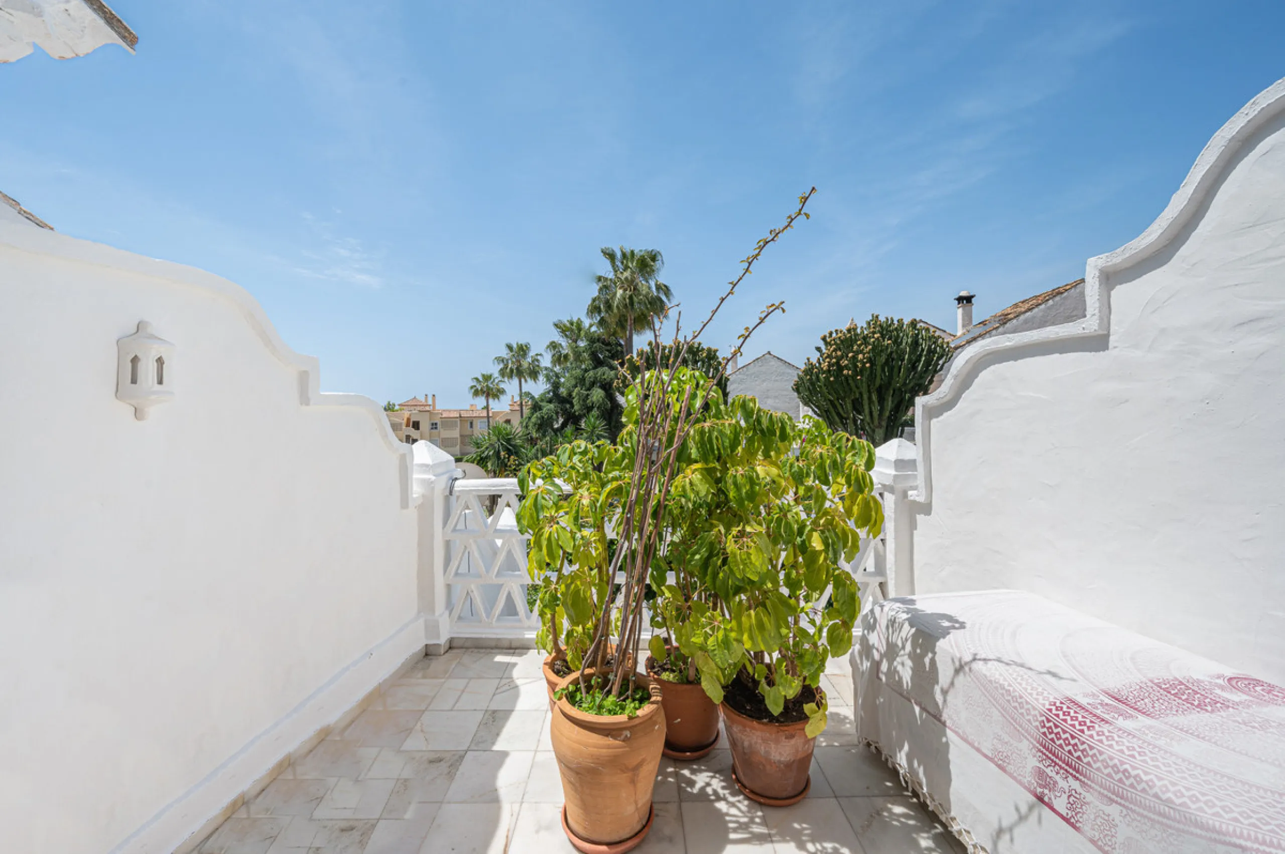 Montepiedra is one of the most sought-after gated communities in Nagueles on the Golden Mile. With Mediterranean village architecture featuring white terraced houses, balconies, terraces and typical tiled roofs.