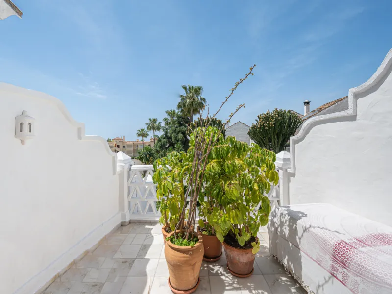 Montepiedra is one of the most sought-after gated communities in Nagueles on the Golden Mile. With Mediterranean village architecture featuring white terraced houses, balconies, terraces and typical tiled roofs.