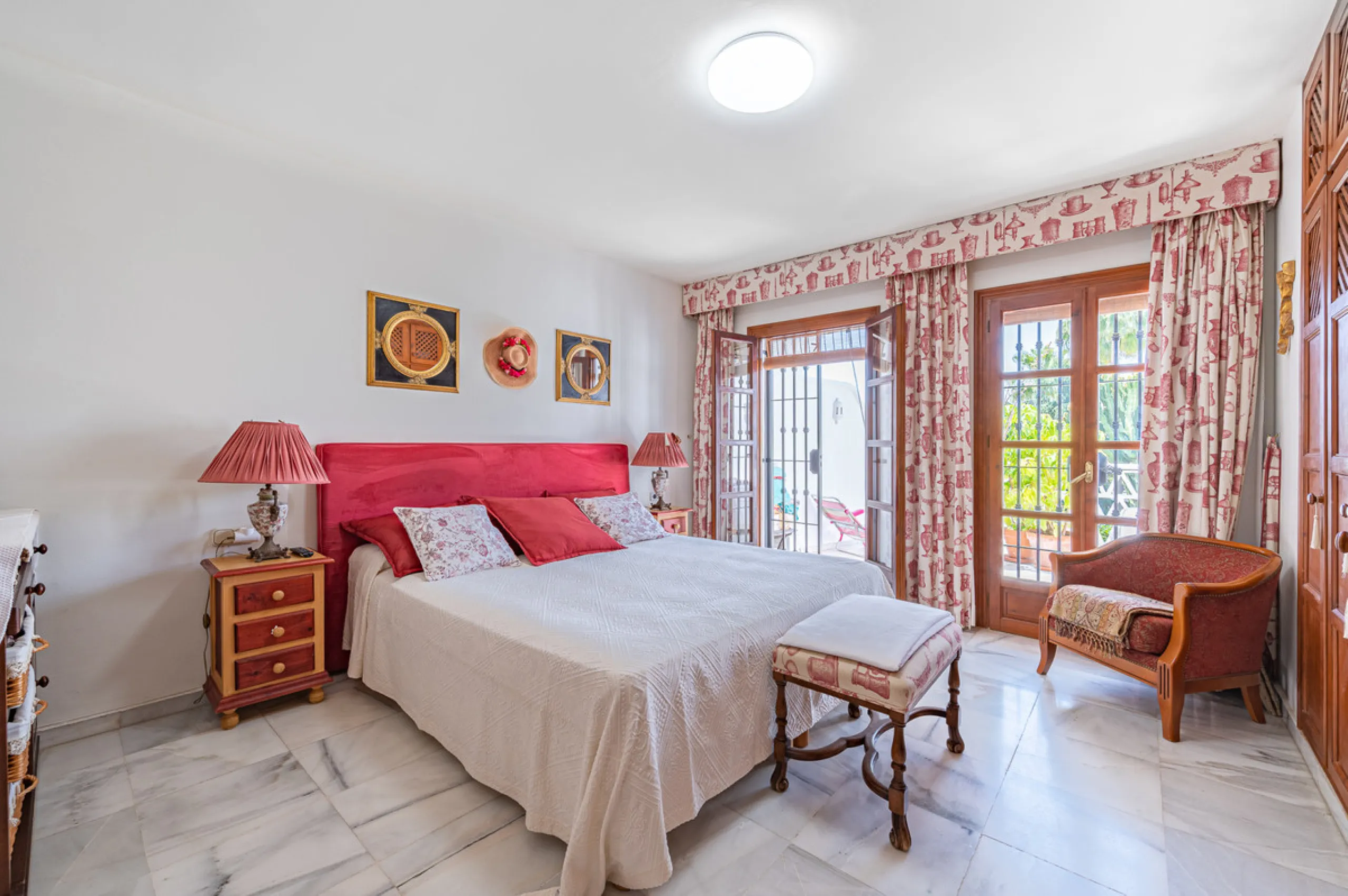 Montepiedra is one of the most sought-after gated communities in Nagueles on the Golden Mile. With Mediterranean village architecture featuring white terraced houses, balconies, terraces and typical tiled roofs.