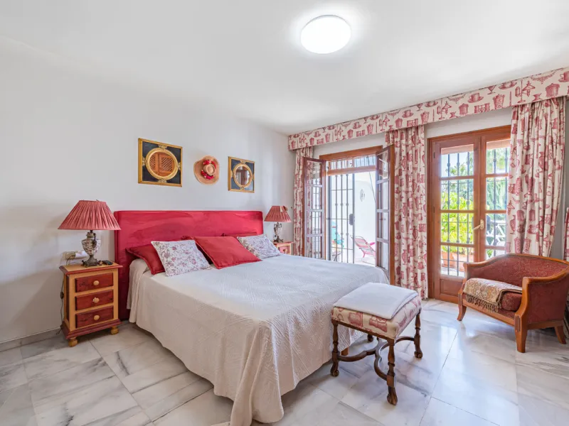 Montepiedra is one of the most sought-after gated communities in Nagueles on the Golden Mile. With Mediterranean village architecture featuring white terraced houses, balconies, terraces and typical tiled roofs.