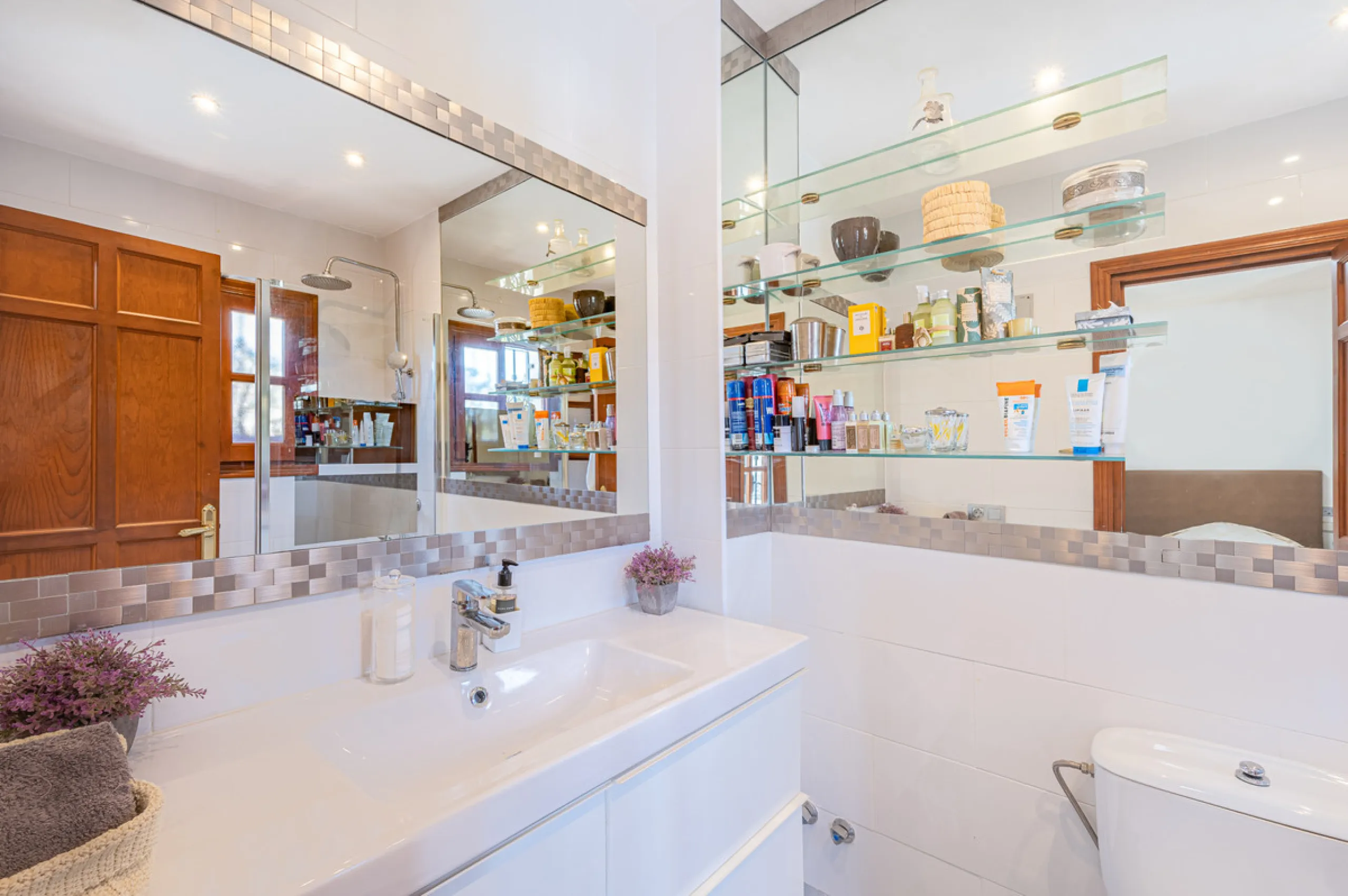 Montepiedra is one of the most sought-after gated communities in Nagueles on the Golden Mile. With Mediterranean village architecture featuring white terraced houses, balconies, terraces and typical tiled roofs.