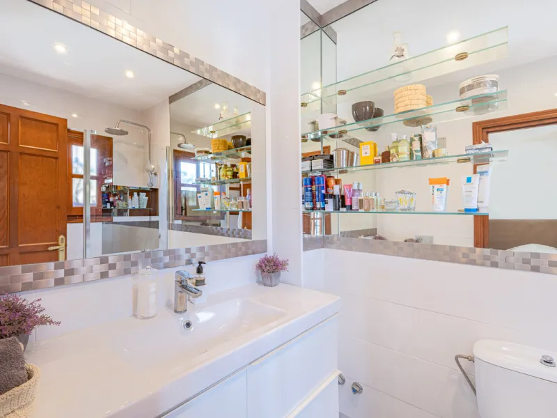 Montepiedra is one of the most sought-after gated communities in Nagueles on the Golden Mile. With Mediterranean village architecture featuring white terraced houses, balconies, terraces and typical tiled roofs.