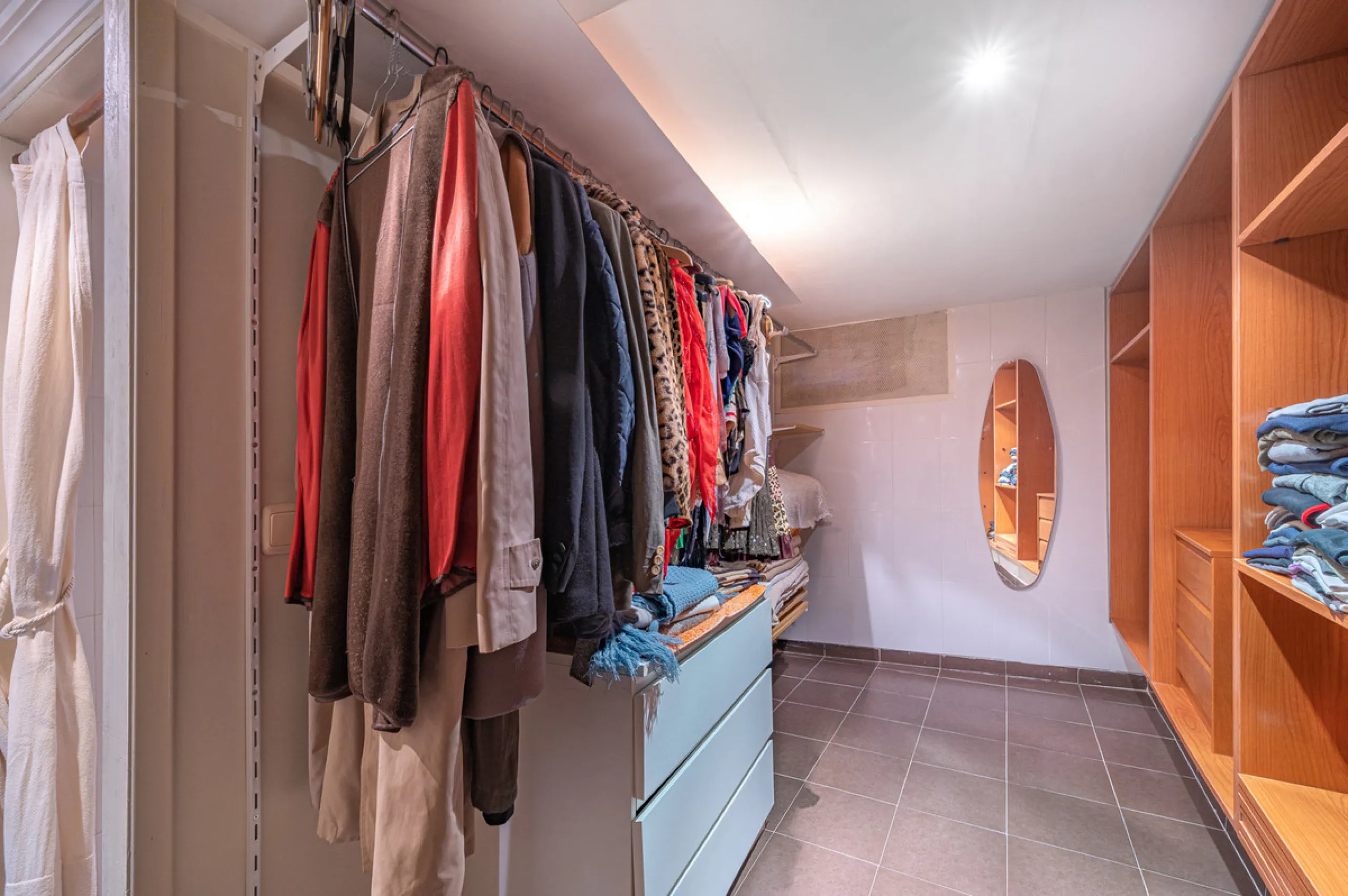 Montepiedra is one of the most sought-after gated communities in Nagueles on the Golden Mile. With Mediterranean village architecture featuring white terraced houses, balconies, terraces and typical tiled roofs.