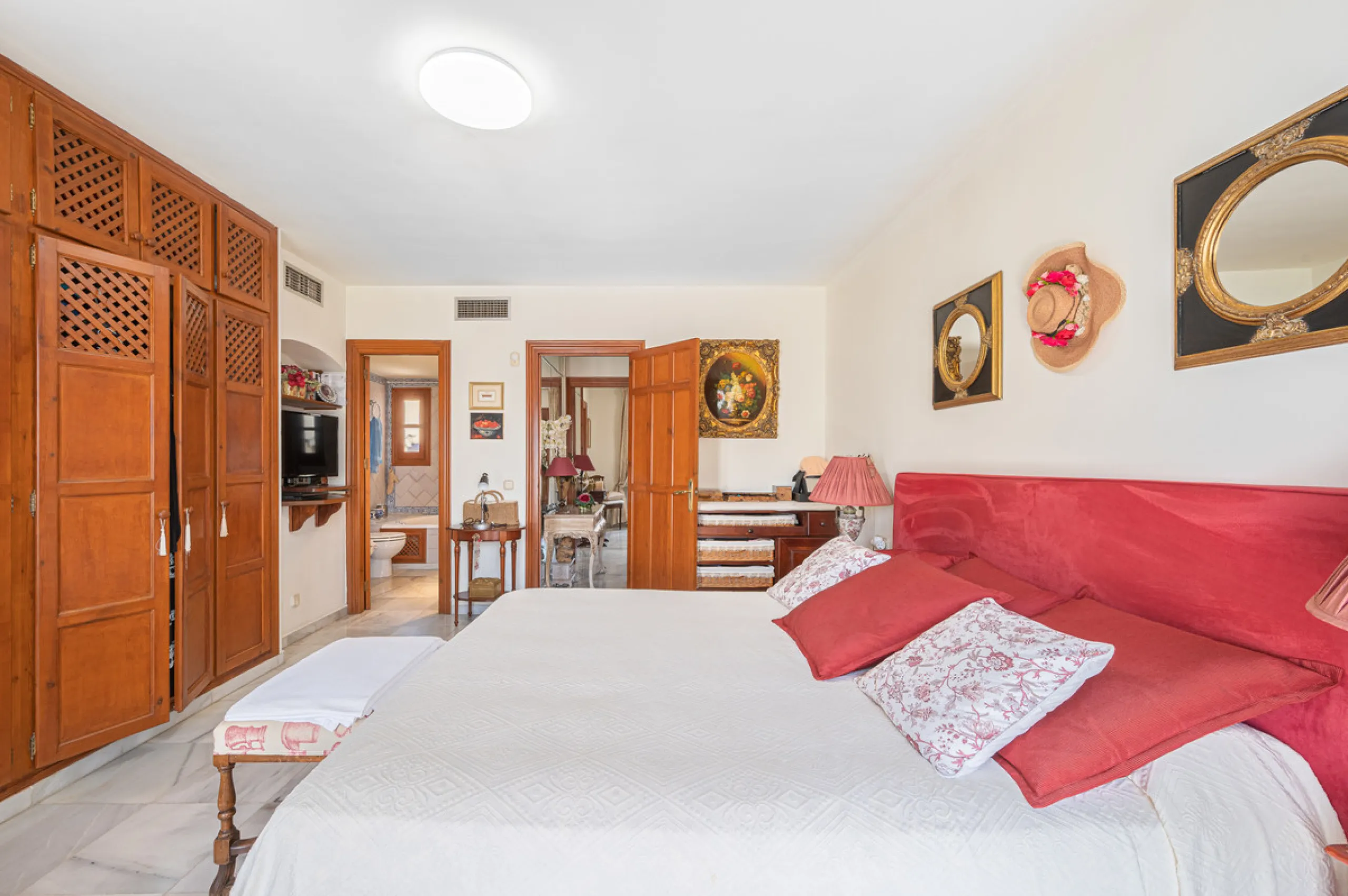Montepiedra is one of the most sought-after gated communities in Nagueles on the Golden Mile. With Mediterranean village architecture featuring white terraced houses, balconies, terraces and typical tiled roofs.