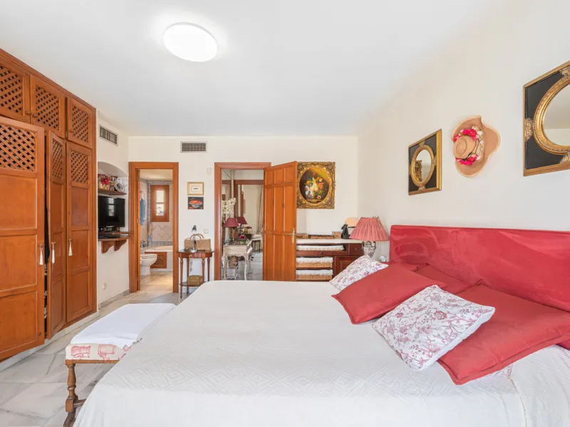 Montepiedra is one of the most sought-after gated communities in Nagueles on the Golden Mile. With Mediterranean village architecture featuring white terraced houses, balconies, terraces and typical tiled roofs.
