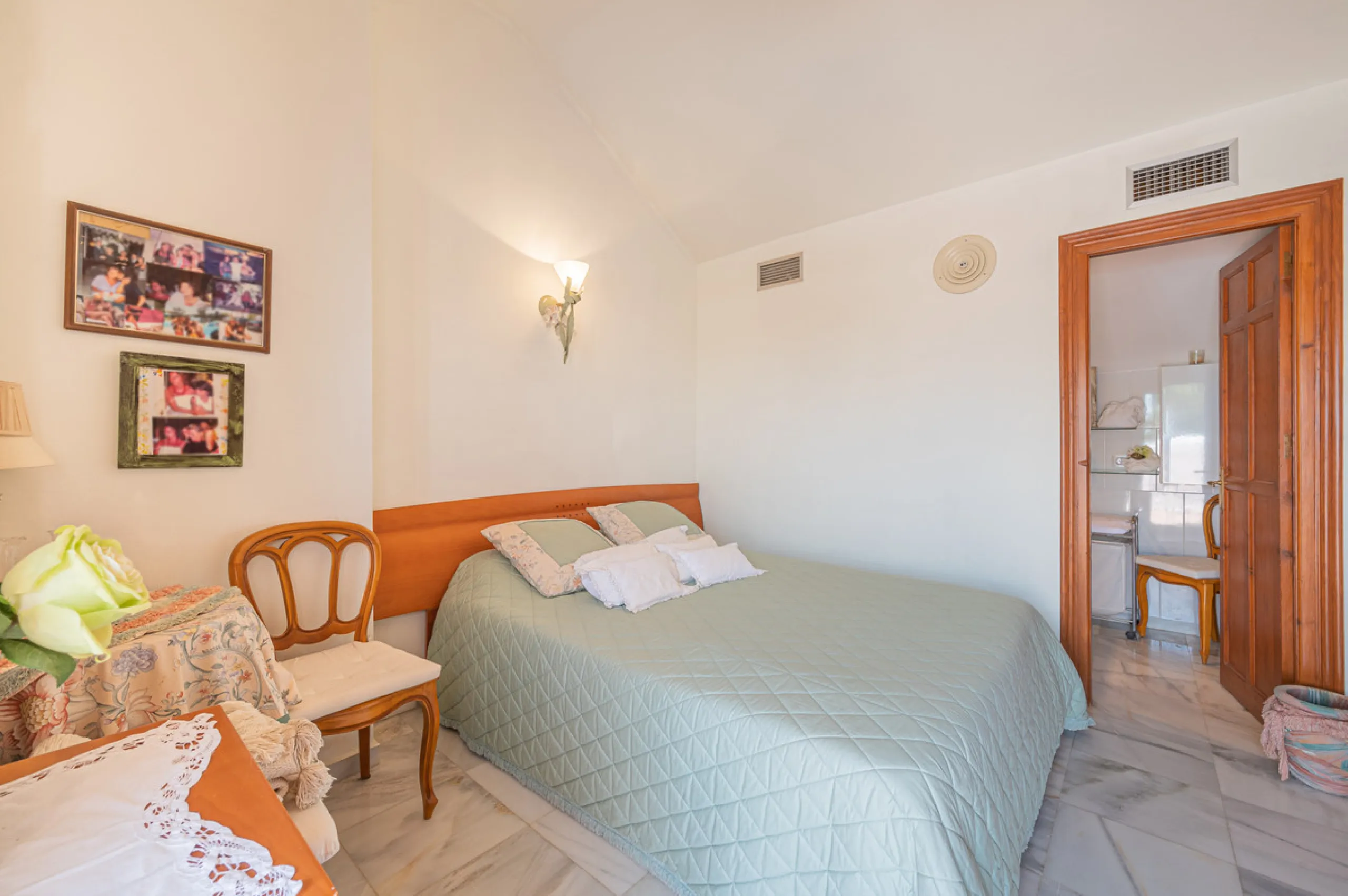 Montepiedra is one of the most sought-after gated communities in Nagueles on the Golden Mile. With Mediterranean village architecture featuring white terraced houses, balconies, terraces and typical tiled roofs.