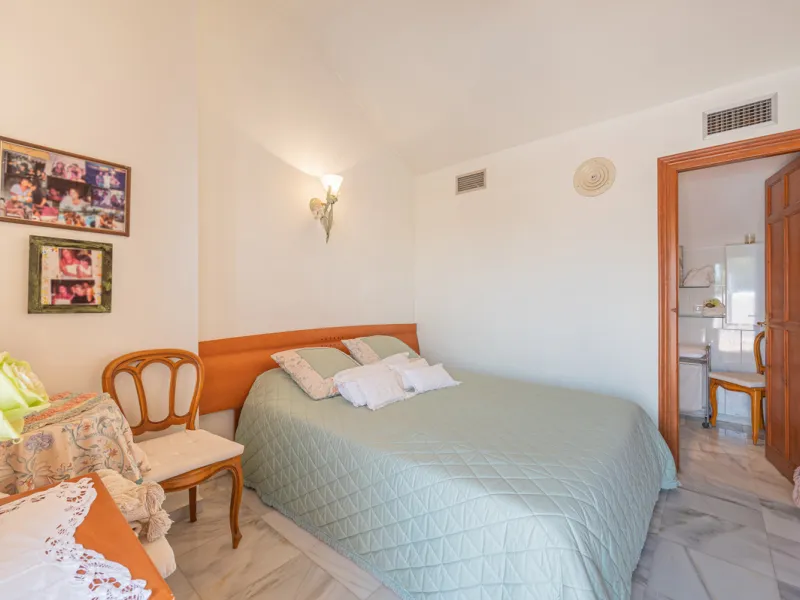 Montepiedra is one of the most sought-after gated communities in Nagueles on the Golden Mile. With Mediterranean village architecture featuring white terraced houses, balconies, terraces and typical tiled roofs.