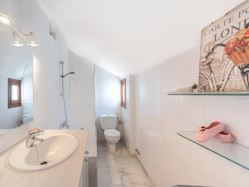 Montepiedra is one of the most sought-after gated communities in Nagueles on the Golden Mile. With Mediterranean village architecture featuring white terraced houses, balconies, terraces and typical tiled roofs.