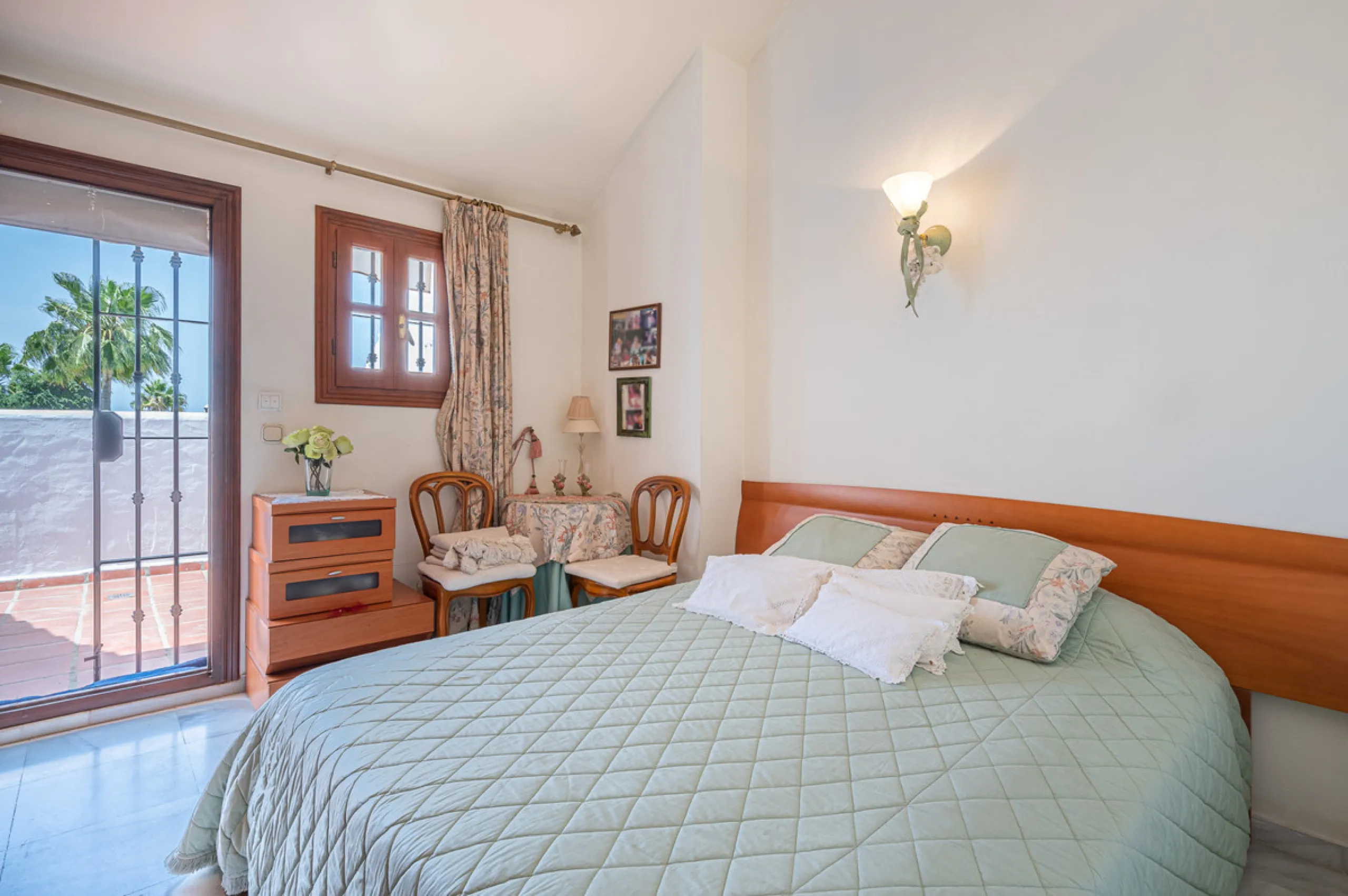 Montepiedra is one of the most sought-after gated communities in Nagueles on the Golden Mile. With Mediterranean village architecture featuring white terraced houses, balconies, terraces and typical tiled roofs.
