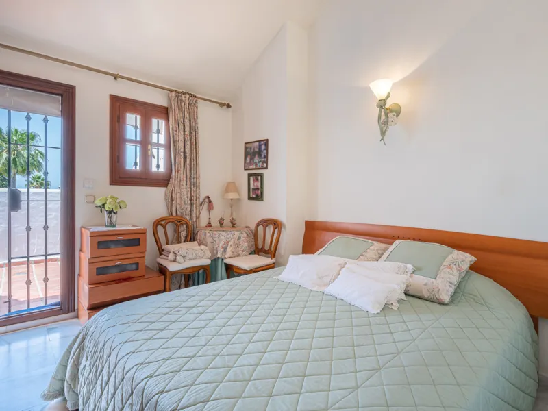 Montepiedra is one of the most sought-after gated communities in Nagueles on the Golden Mile. With Mediterranean village architecture featuring white terraced houses, balconies, terraces and typical tiled roofs.