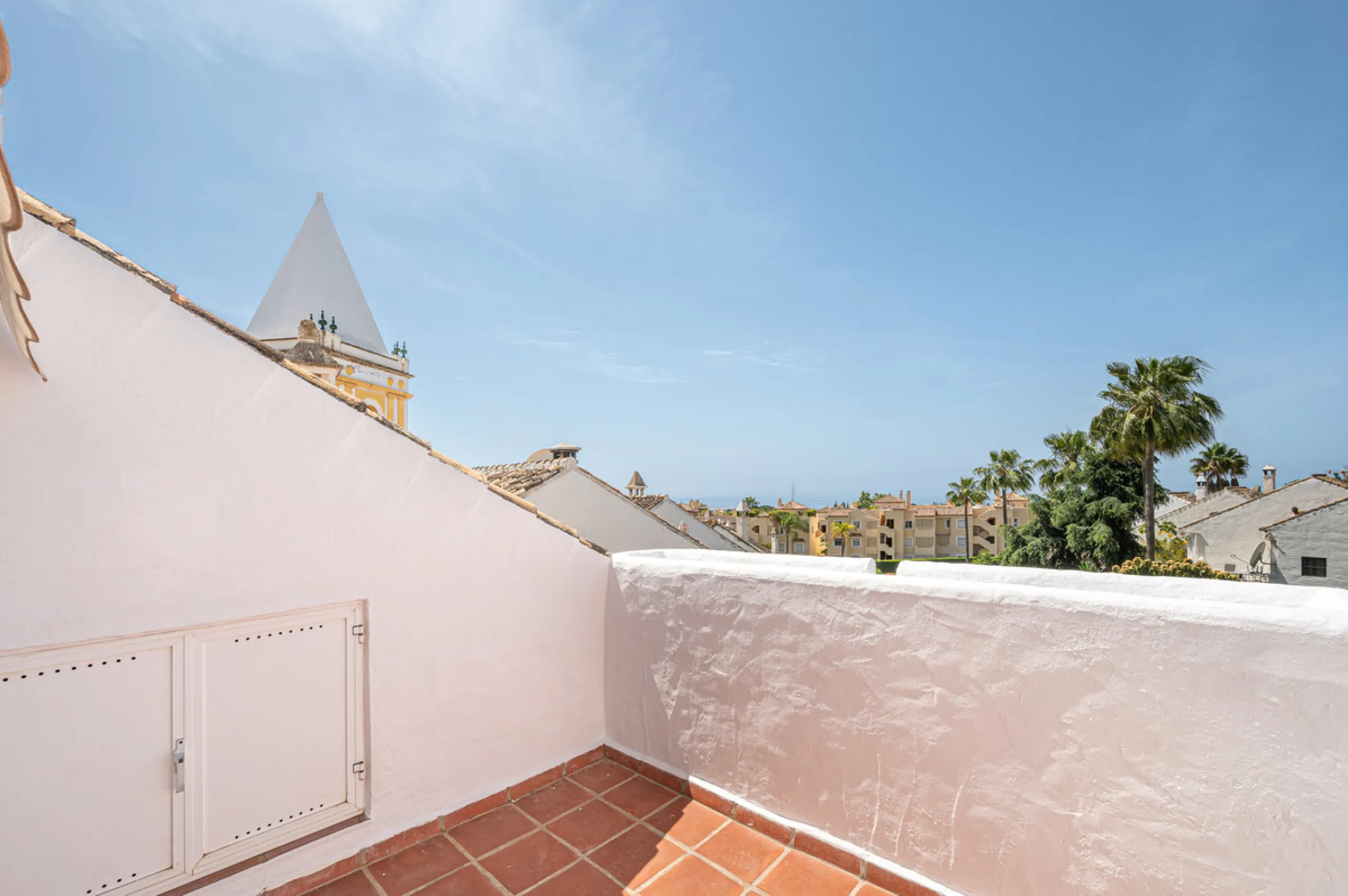 Montepiedra is one of the most sought-after gated communities in Nagueles on the Golden Mile. With Mediterranean village architecture featuring white terraced houses, balconies, terraces and typical tiled roofs.
