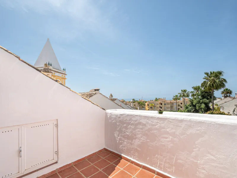 Montepiedra is one of the most sought-after gated communities in Nagueles on the Golden Mile. With Mediterranean village architecture featuring white terraced houses, balconies, terraces and typical tiled roofs.