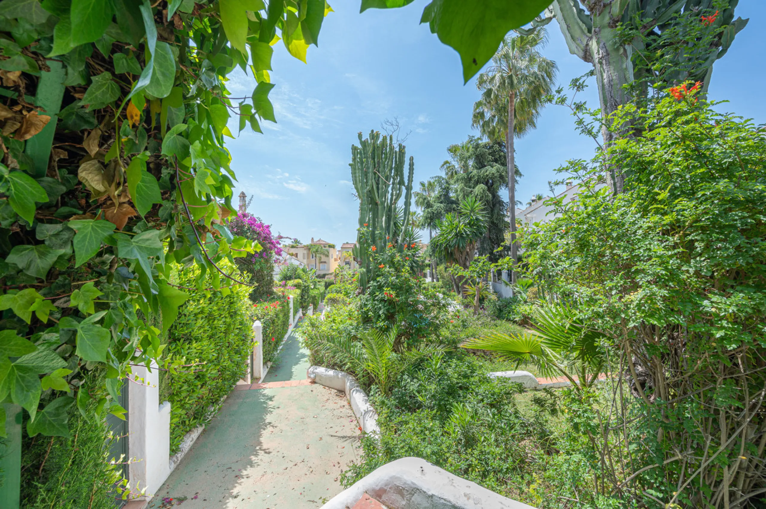 Montepiedra is one of the most sought-after gated communities in Nagueles on the Golden Mile. With Mediterranean village architecture featuring white terraced houses, balconies, terraces and typical tiled roofs.