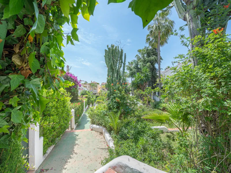 Montepiedra is one of the most sought-after gated communities in Nagueles on the Golden Mile. With Mediterranean village architecture featuring white terraced houses, balconies, terraces and typical tiled roofs.