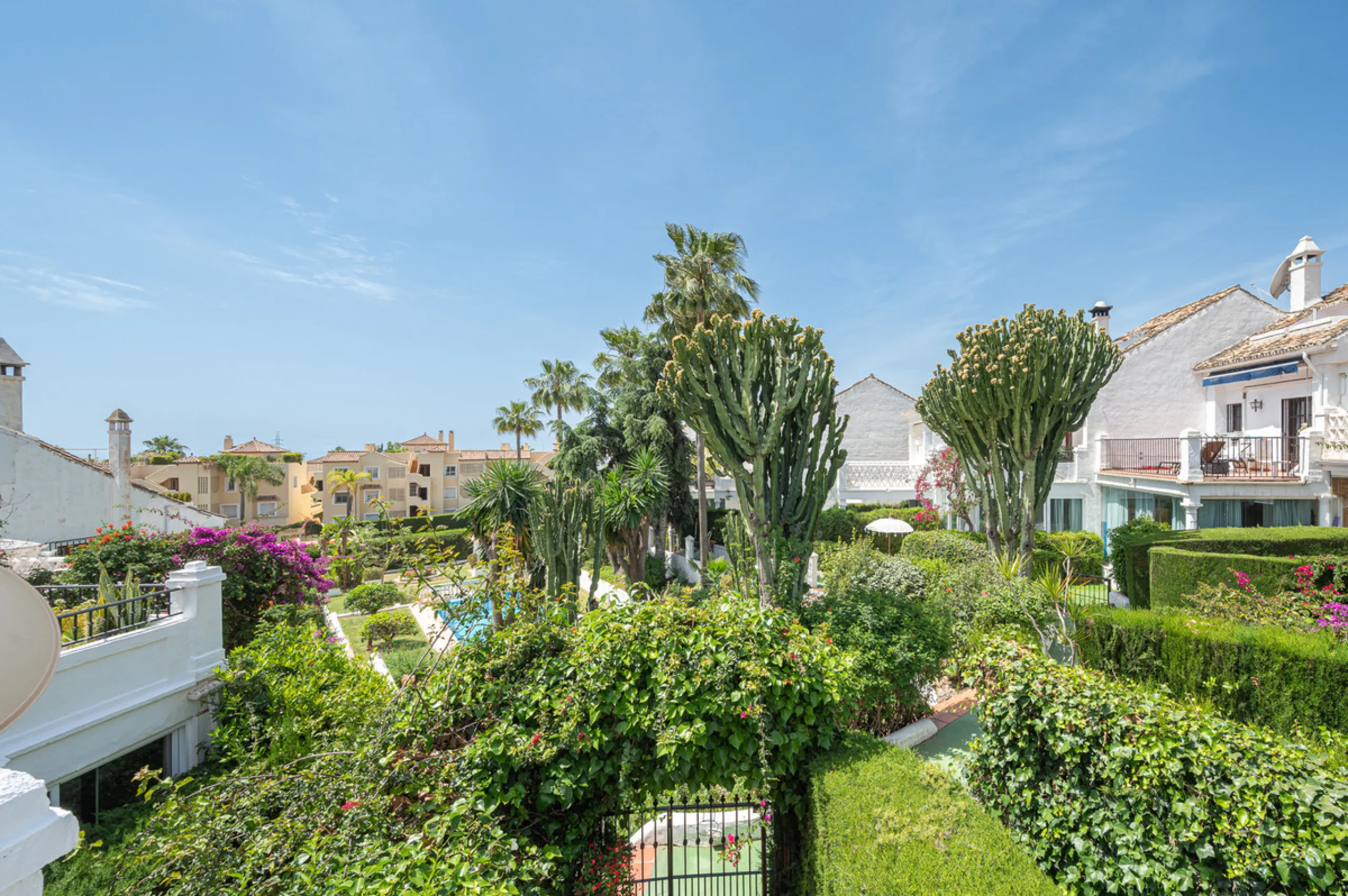Montepiedra is one of the most sought-after gated communities in Nagueles on the Golden Mile. With Mediterranean village architecture featuring white terraced houses, balconies, terraces and typical tiled roofs.