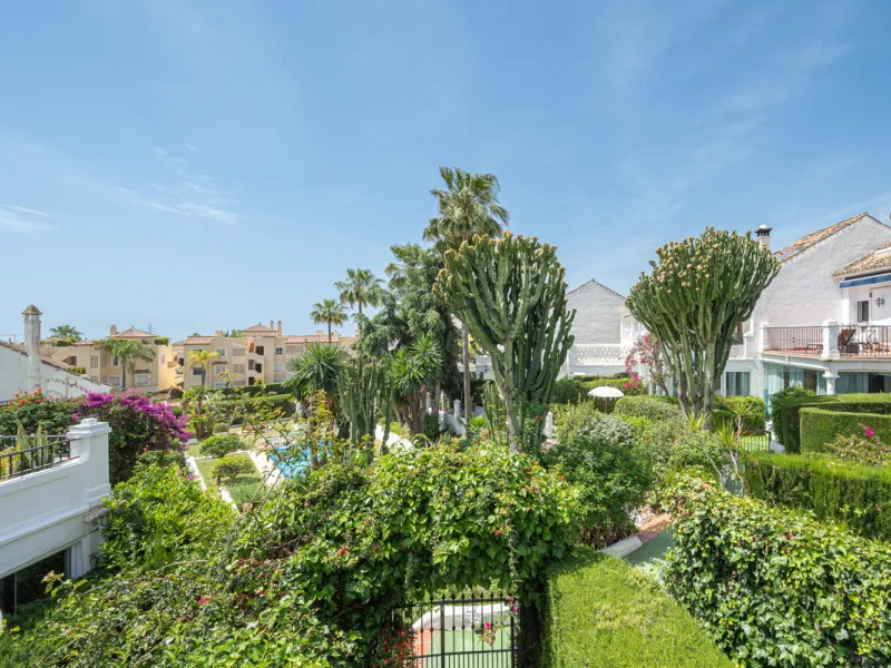 Montepiedra is one of the most sought-after gated communities in Nagueles on the Golden Mile. With Mediterranean village architecture featuring white terraced houses, balconies, terraces and typical tiled roofs.