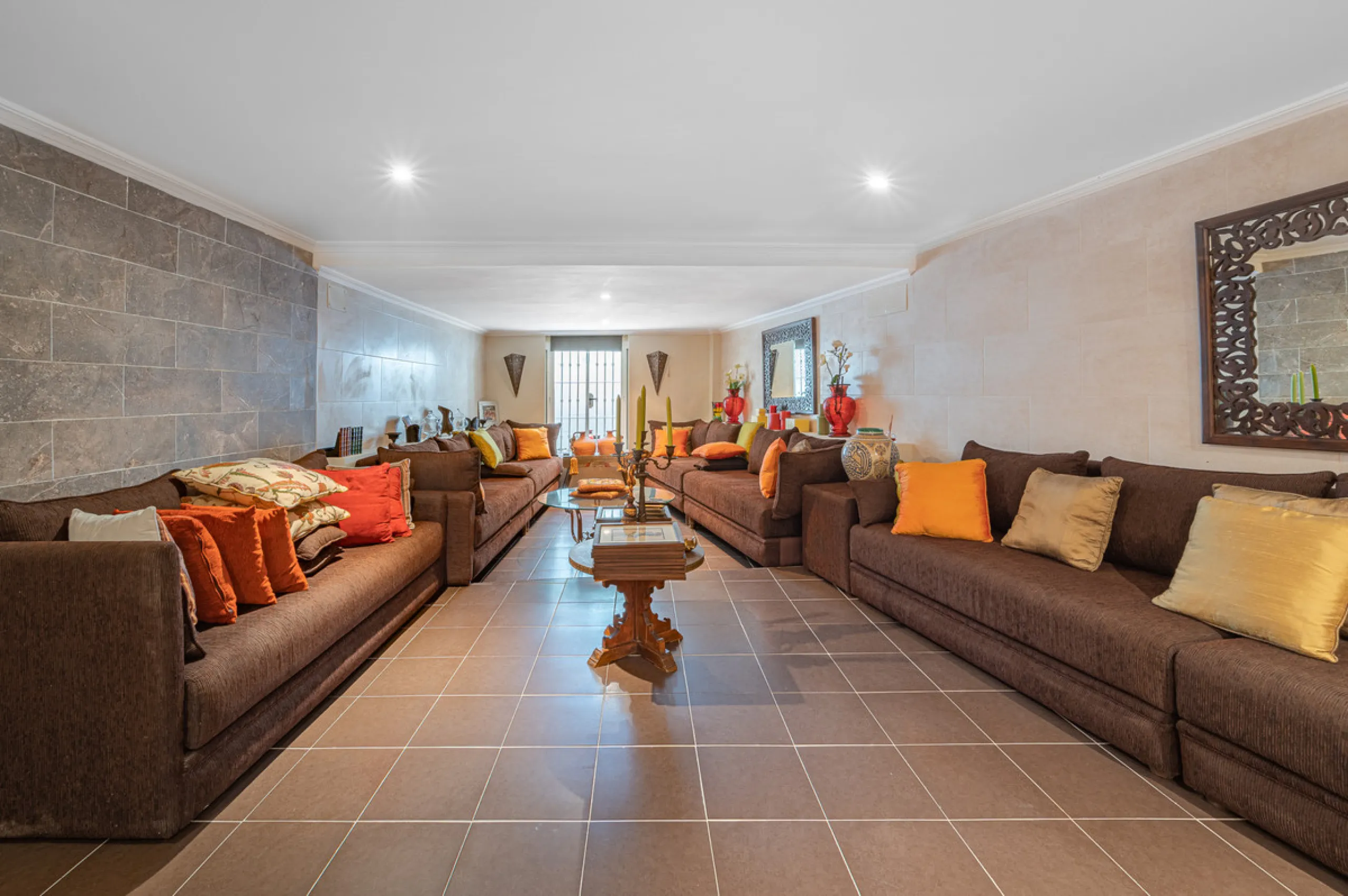Montepiedra is one of the most sought-after gated communities in Nagueles on the Golden Mile. With Mediterranean village architecture featuring white terraced houses, balconies, terraces and typical tiled roofs.