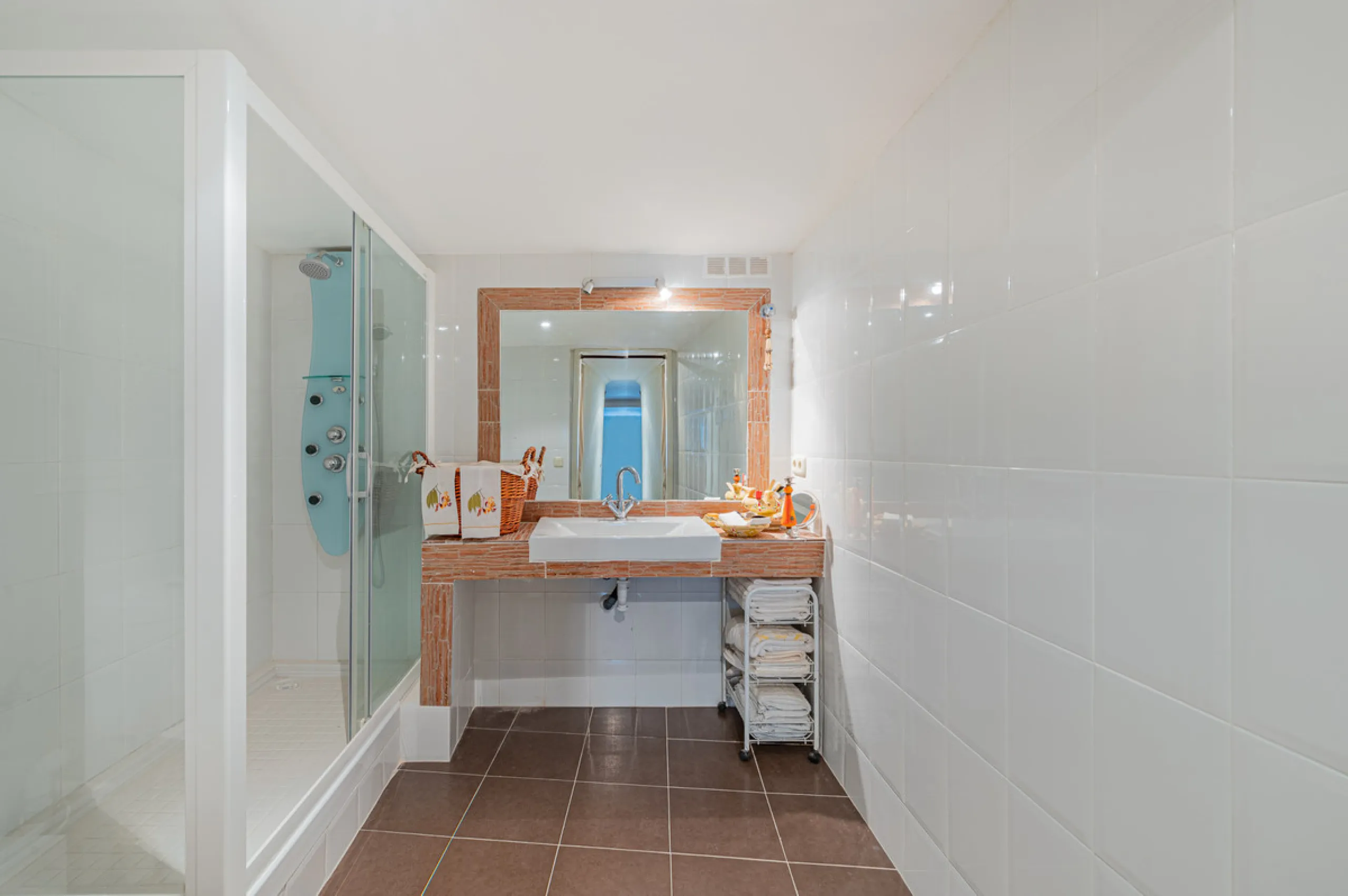 Montepiedra is one of the most sought-after gated communities in Nagueles on the Golden Mile. With Mediterranean village architecture featuring white terraced houses, balconies, terraces and typical tiled roofs.