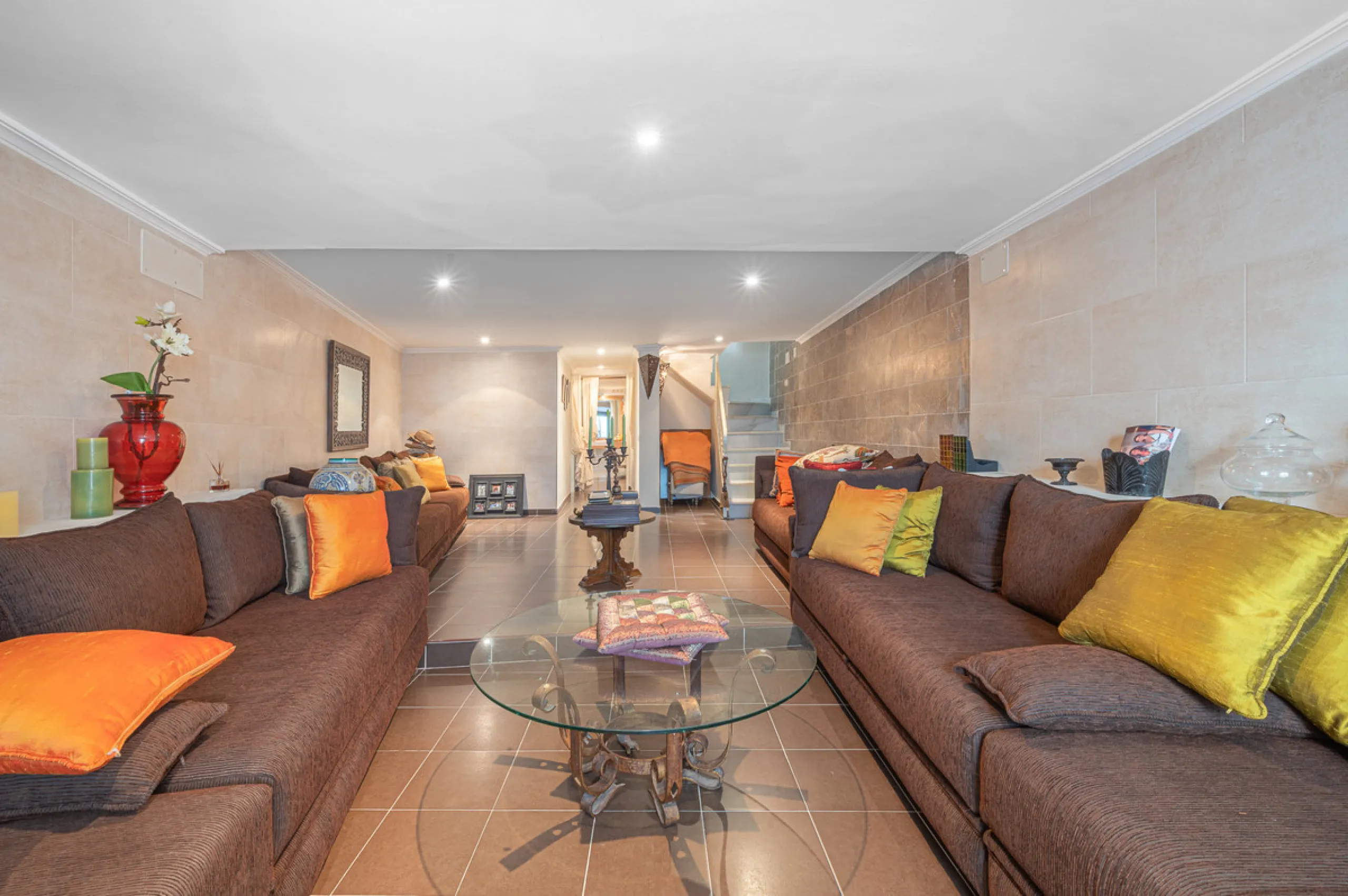 Montepiedra is one of the most sought-after gated communities in Nagueles on the Golden Mile. With Mediterranean village architecture featuring white terraced houses, balconies, terraces and typical tiled roofs.